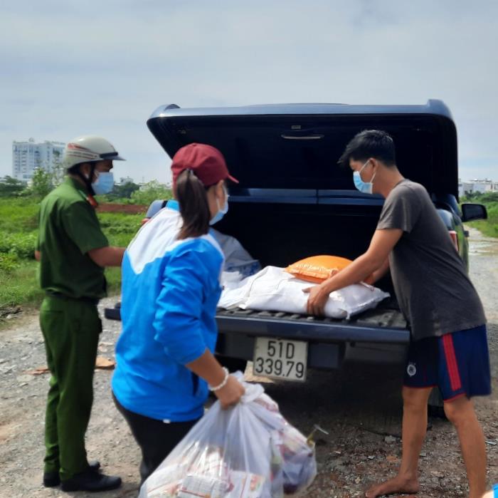 Trao quà đến người dân ở P.Phước Long A (ngày 18/09/2021)